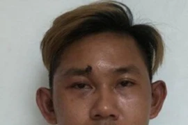 Ném chất bột vào mắt chủ tiệm, tên cướp ôm vàng tẩu thoát