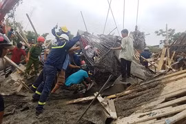 Sập giàn giáo, 7 công nhân thi công cây xăng dầu bị thương