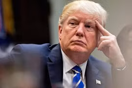 Khủng hoảng, đối đầu bủa vây ông Trump