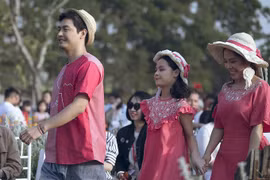 Vợ chồng MC Phan Anh dắt tay 3 con trình diễn thời trang