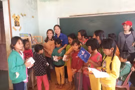 Báo Gia Lai tặng quà cho lớp học tình thương của cô Rmah H'Blao