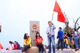 Đến nơi 'một con gà gáy ba nước cùng nghe'