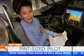 Cậu bé 9 tuổi tiết kiệm tiền để được bay hạng thương gia