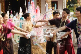 Không đi Lễ hội té nước Songkran-Thái Lan sẽ tiếc một đời!