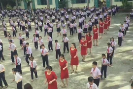 Cô giáo diện váy đỏ làm nóng sân trường bằng điệu nhảy cùng học sinh