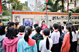 Đảng đã cho ta mùa Xuân!