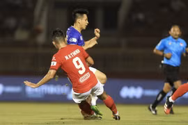 Hùng Dũng gãy chân vì pha vào bóng của Hoàng Thịnh