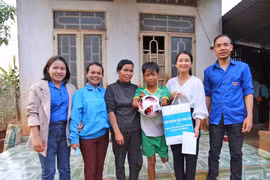 Chi đoàn Báo Gia Lai nhận phụ cấp nuôi dưỡng 1 trẻ em khuyết tật