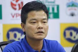 HLV Nguyễn Văn Sỹ "trách" trọng tài bỏ qua quả phạt đền