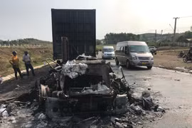 Đak Pơ: Xe container kéo lê xe máy khiến 2 người thương vong