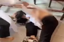 Nữ sinh lớp 10 bị bạn lột áo, kéo lê trên đường sau giờ tan học