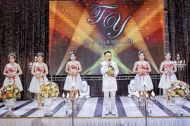 Chuyện về chiếc áo dài nam của MC phố núi