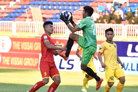 Minh Bình lập siêu phẩm, Công an nhân dân giành 1 điểm trước Đak Lak