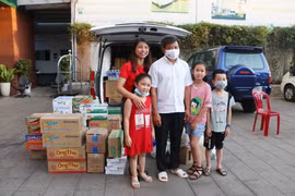 Ông Đoàn Ngọc Hải giao lưu và tiếp nhận quà của người dân Gia Lai