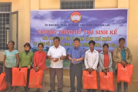 Trao bò và tặng quà cho hộ nghèo làng Đê Kôn