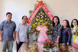 Chủ tịch UBND tỉnh Gia Lai Võ Ngọc Thành tặng hoa chúc mừng Hội Liên hiệp Phụ nữ tỉnh