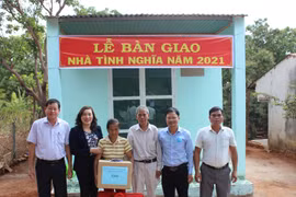 Ia Grai: Bàn giao nhà tình thương cho hộ nghèo