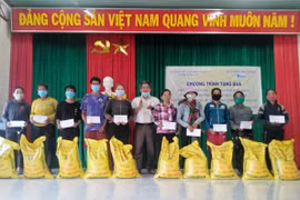 Tặng 300 suất quà và 20 xe đạp cho hộ nghèo, học sinh xã Đak Tơ Pang