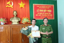 Pleiku: Khen thưởng chàng trai bắt cướp ngày 30 Tết
