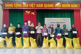 Tặng 300 suất quà và 20 xe đạp cho hộ nghèo, học sinh xã Đak Tơ Pang