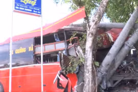 Xe khách lao vào đoàn xe đạp làm 3 người chết, 4 người bị thương