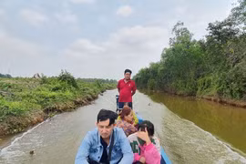 Cuối tuần, nhóm bạn trẻ khám phá 'cánh đồng hoang'