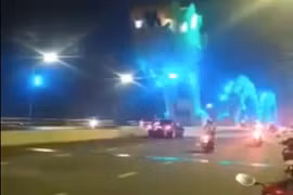 Công an Đà Nẵng làm việc với tài xế dừng xe giữa cầu Rồng để chụp ảnh