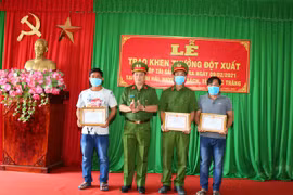 Thưởng 'nóng' cho 2 thanh niên dũng cảm bắt cướp