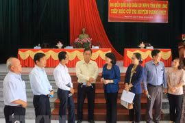 Phó Chủ tịch nước Đặng Thị Ngọc Thịnh tiếp xúc cử tri tại Vĩnh Long