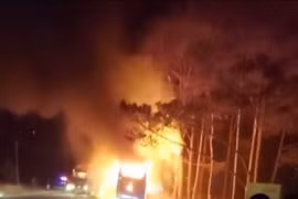 Đắk Nông: Xe khách giường nằm bị cháy rụi trên Quốc lộ 14