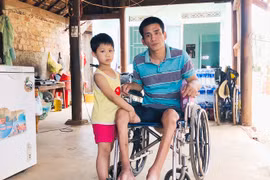 "Gà trống" bại liệt nuôi con nhỏ