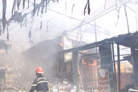 Lâm Đồng: Hỏa hoạn dữ dội thiêu rụi toàn bộ 5 căn nhà ở huyện Đức Trọng