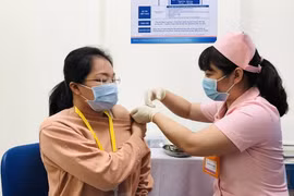 Người tình nguyện thử nghiệm vắc-xin Covivac được mua bảo hiểm 40 tỉ đồng