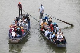 Gần 30.000 du khách trẩy hội trong ngày đầu chùa Hương đón khách