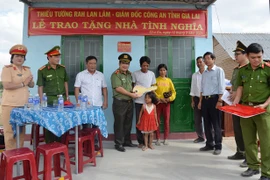 Giám đốc Công an tỉnh Gia Lai hỗ trợ 140 triệu đồng xây 2 căn nhà tình nghĩa cho gia đình khó khăn