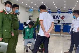 Khống chế nghi phạm mặc đồng phục xe ôm công nghệ cầm súng cướp ngân hàng