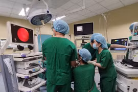 Hy hữu: Cắn cá, bị cá nhảy vào cổ họng gây suy hô hấp nặng