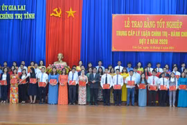 Trường Chính trị tỉnh Gia Lai trao bằng tốt nghiệp lý luận chính trị-hành chính cho 704 học viên