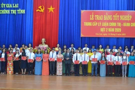 Trường Chính trị tỉnh Gia Lai trao bằng tốt nghiệp lý luận chính trị-hành chính cho 704 học viên