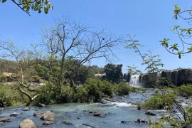 Người trẻ 'trốn nắng' tại thác Dray Nur hùng vĩ