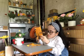 Cô gái bệnh xương thủy tinh khởi nghiệp: 'Biến' giấy thành hoa