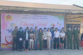 Ayun Pa: Tặng 5 sổ tiết kiệm cho học sinh nghèo hiếu học