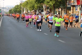 Những hình ảnh đẹp trên đường chạy marathon Báo Tiền Phong