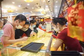 Giá vàng hôm nay 30-3: Rơi thẳng đứng, các quỹ đầu tư bán 14,1 tấn vàng