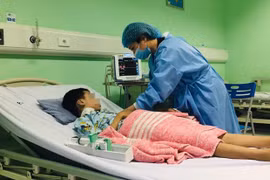 Ghép thận cho bé trai suy thận giai đoạn cuối có đột biến gene