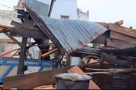 Sét đánh 1 người chết, lốc làm hàng chục nhà tốc mái ở Lâm Đồng