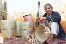 Nghệ nhân Ưu tú... đan gùi