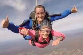 Ngưỡng mộ cụ bà 94 tuổi nhảy dù hơn 3.000m mừng sinh nhật