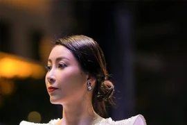 Hà Kiều Anh catwalk với đầm phát sáng