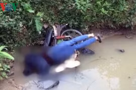 Bàng hoàng phát hiện thi thể người đàn ông bên quốc lộ